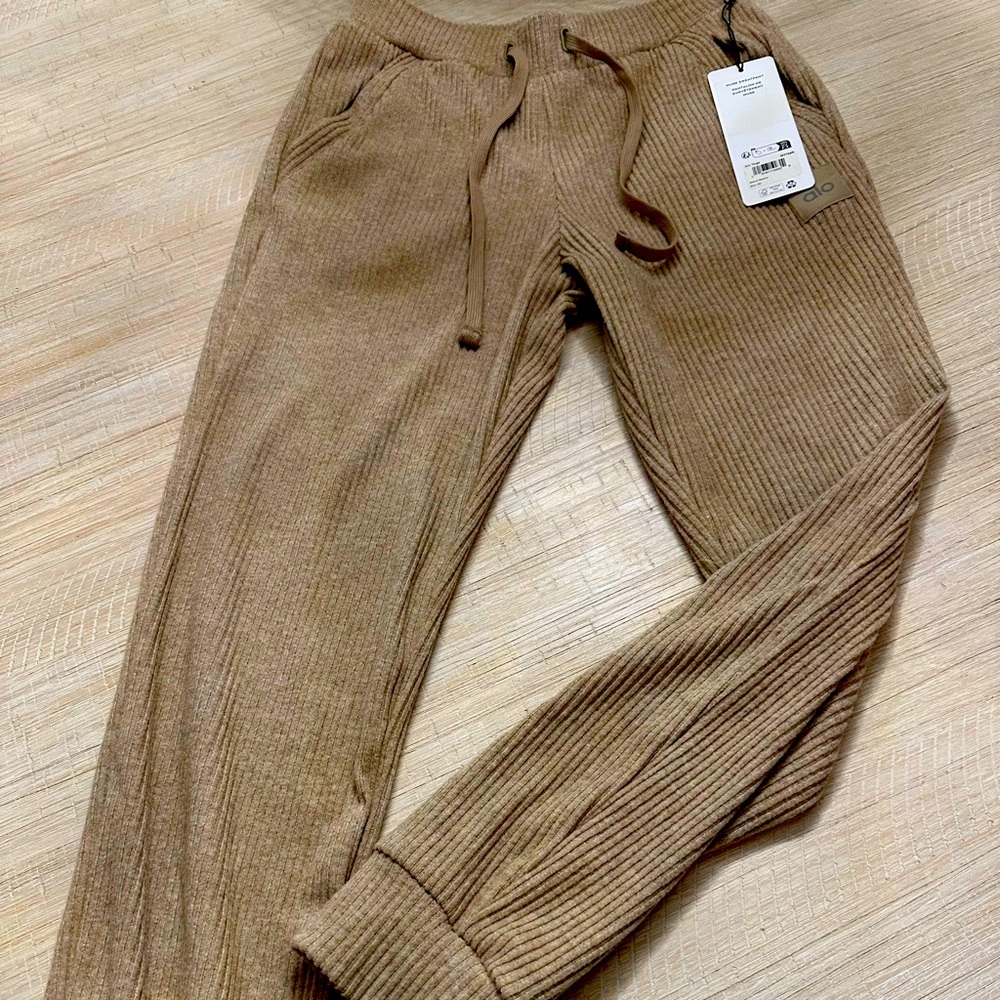 Alo Yoga Muse Sweatpant in Gravel Heather. Brand new with tag! Size XS